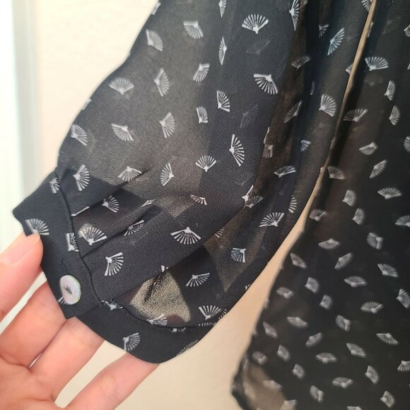 H&M Blouse Size 2 Womens Black Fan Print Chiffon Hidden Button Front Casual Work - Picture 10 of 12